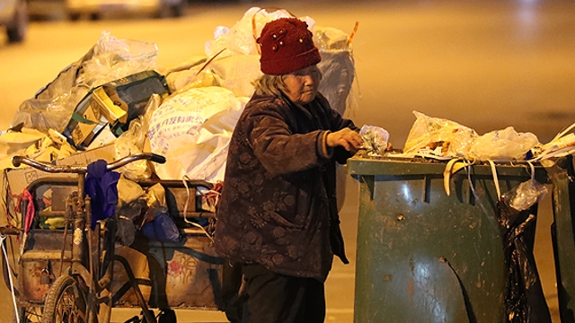 敬禮，勵志可愛的“拾荒奶奶”