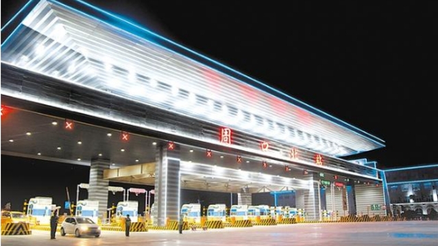 周口北收費(fèi)站流光溢彩，一派迎接省十三運(yùn)會(huì)的喜慶氛圍