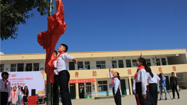 周口留守兒童的國(guó)慶節(jié)：敬隊(duì)禮、升國(guó)旗