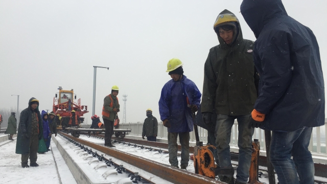 致敬！風雪中的高鐵建設者