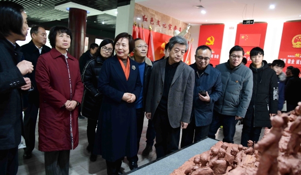 張振?！胺榛鹉甏扁x瓷泥塑藝術(shù)展在周口市文化中心展出