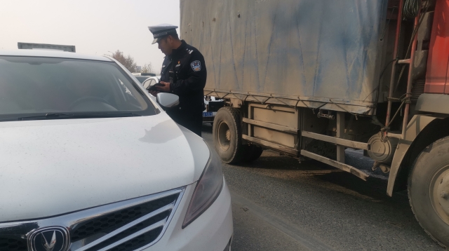 周口限行第一天，交警蜀黍上路勸返近百輛車