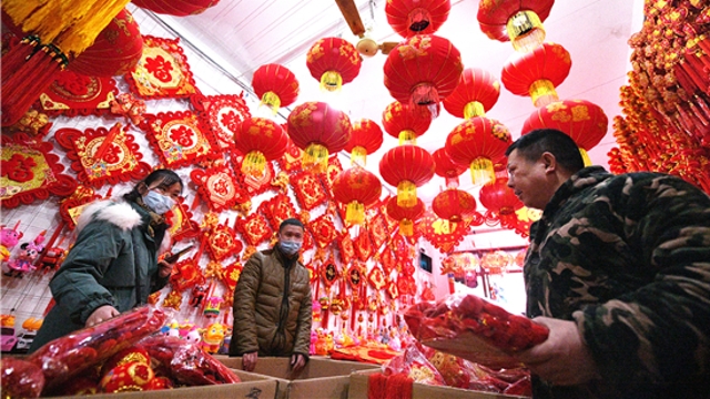 新年到！紅燈籠對聯(lián)市場俏